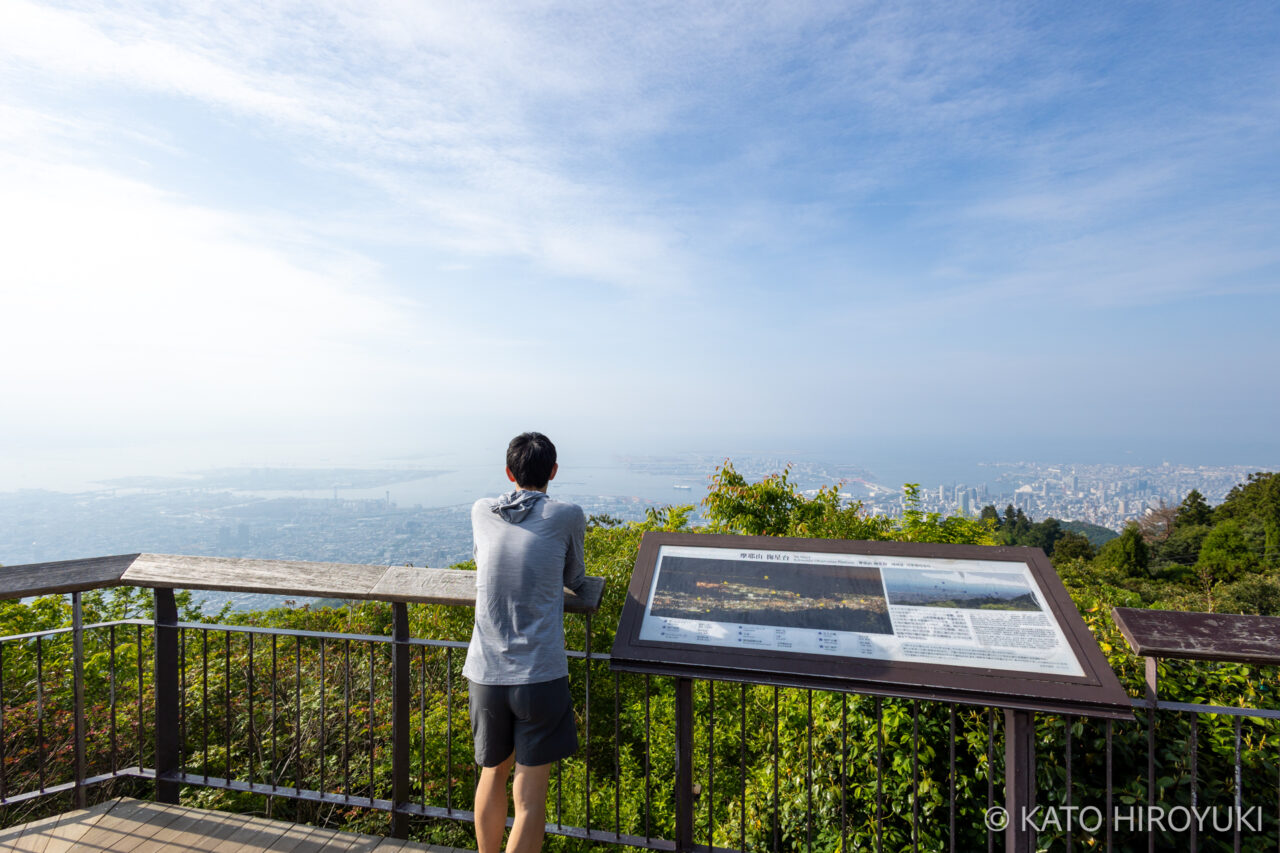 掬星台から市街地を眺める男性